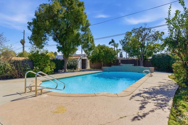 6101 Olive Drive, Bakersfield, CA 93308