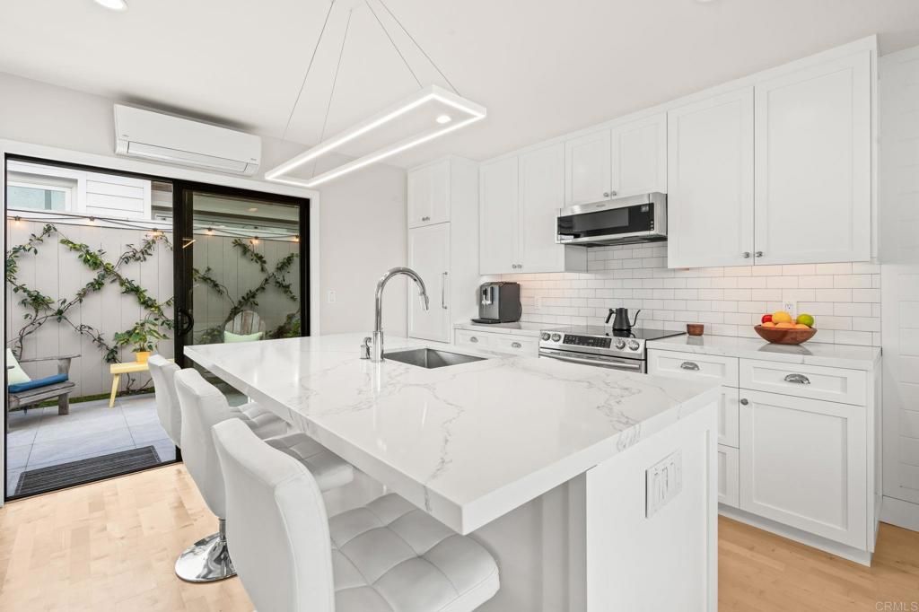 Image 5 of property listing at 909 Olive Avenue, Coronado, CA 92118