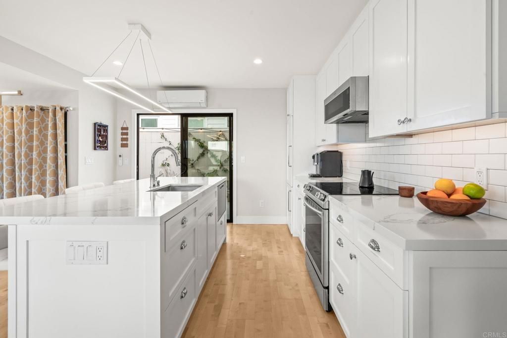 Image 6 of property listing at 909 Olive Avenue, Coronado, CA 92118