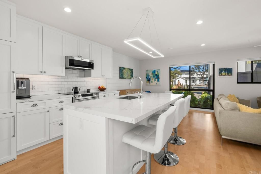 Image 8 of property listing at 909 Olive Avenue, Coronado, CA 92118