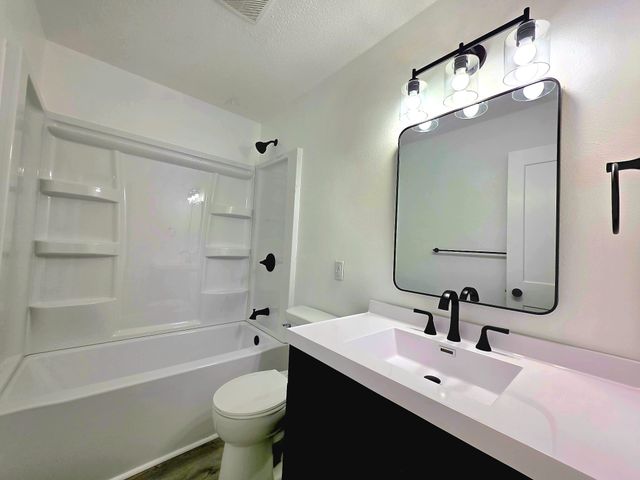 2228 Lyon Street, Des Moines, IA 50317