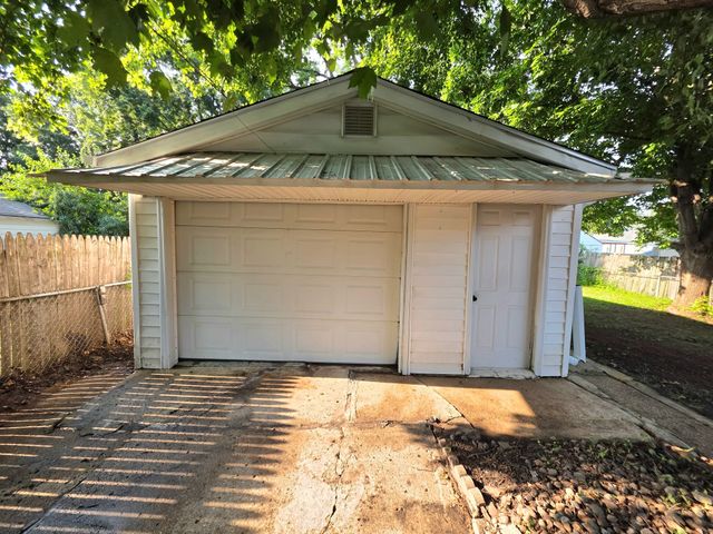 2228 Lyon Street, Des Moines, IA 50317