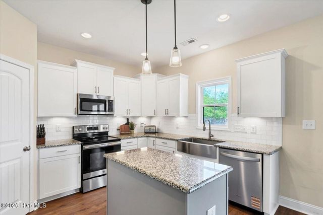 1800 Deerberry Court, Aberdeen, NC 28315