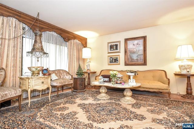 72 Brookside Drive, Upper Saddle River, NJ 07458