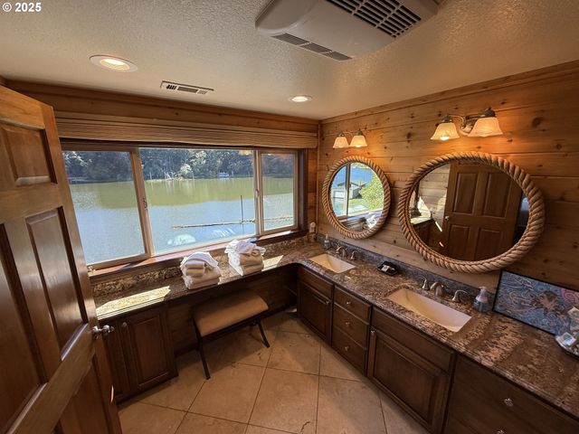 4081 S Tenmile Lake, Lakeside, OR 97449