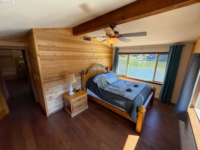 4081 S Tenmile Lake, Lakeside, OR 97449