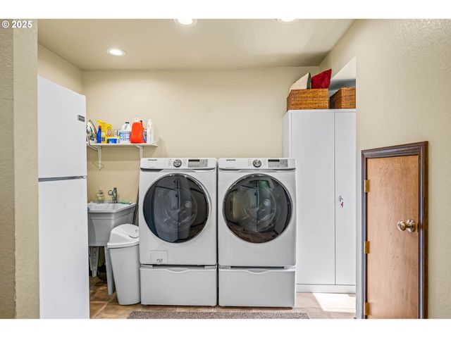 4081 S Tenmile Lake, Lakeside, OR 97449