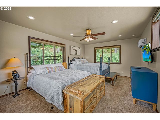 4081 S Tenmile Lake, Lakeside, OR 97449