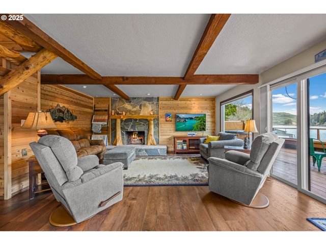 4081 S Tenmile Lake, Lakeside, OR 97449