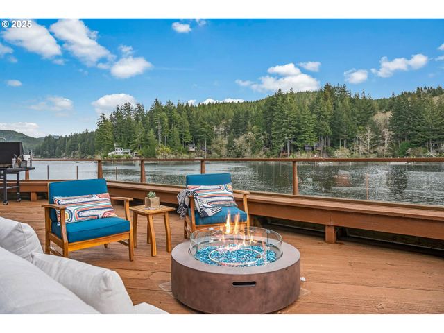 4081 S Tenmile Lake, Lakeside, OR 97449