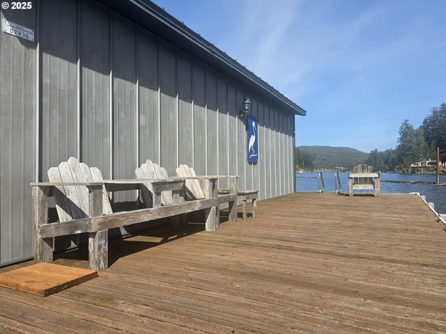 4081 S Tenmile Lake, Lakeside, OR 97449