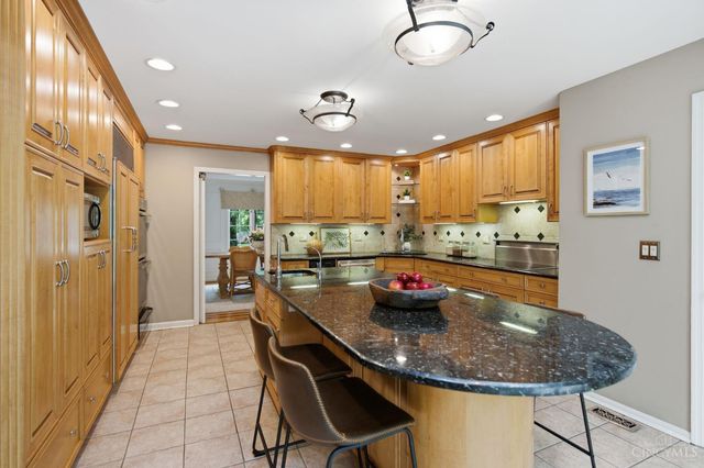 9486 Oakhurst Court, Blue Ash, OH 45241