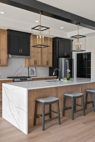 686 Jones Court, Bettendorf, IA 52722