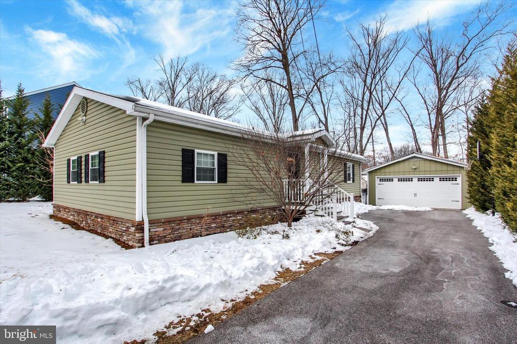 243 FORREST DR, Gettysburg, PA 17325