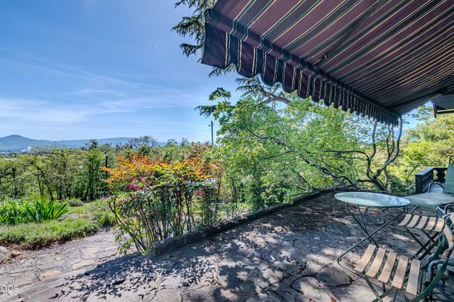 2569 Old Stage Road, Medford, OR 97502