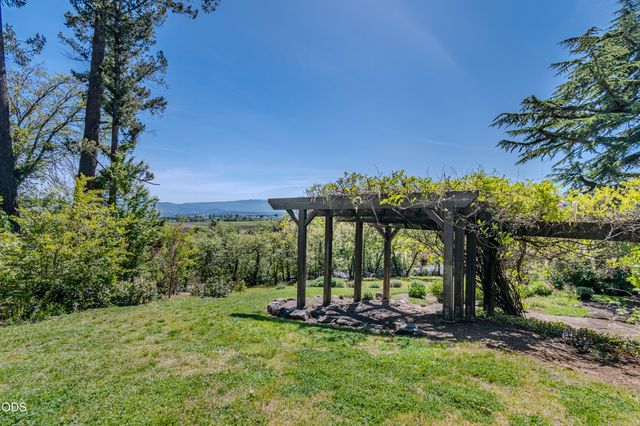 2569 Old Stage Road, Medford, OR 97502