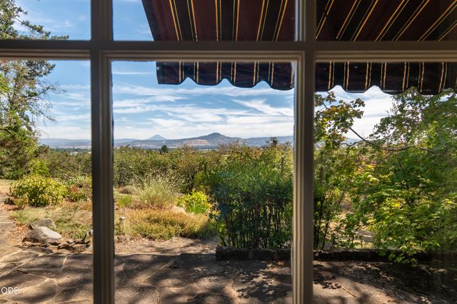 2569 Old Stage Road, Medford, OR 97502