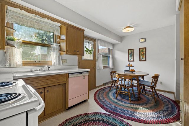2860 N Park DRIVE, Wauwatosa, WI 53222