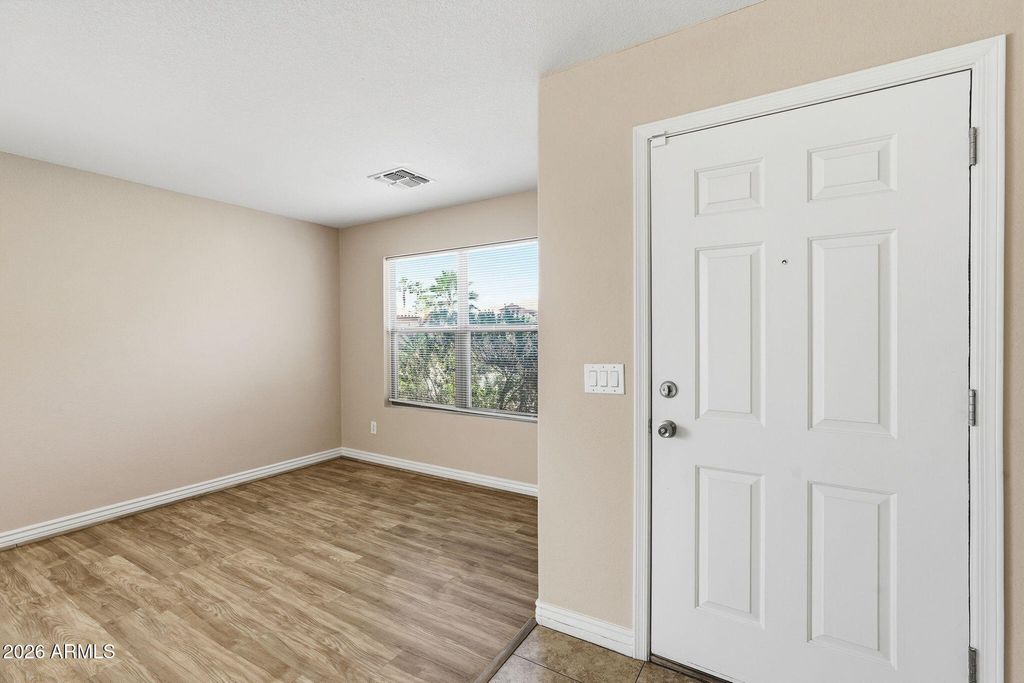 Image 3 of property listing at 422 W REDWOOD Drive, Chandler, AZ 85248