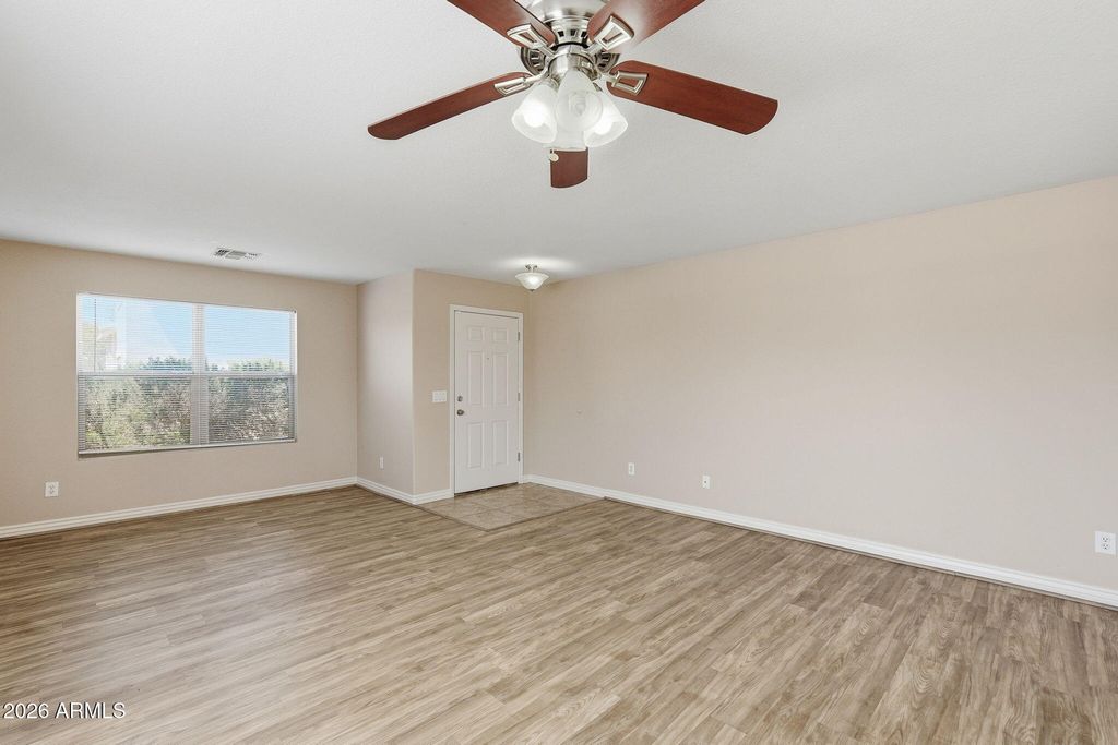 Image 4 of property listing at 422 W REDWOOD Drive, Chandler, AZ 85248