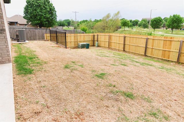 509 Beechwood Way, Moore, OK 73160