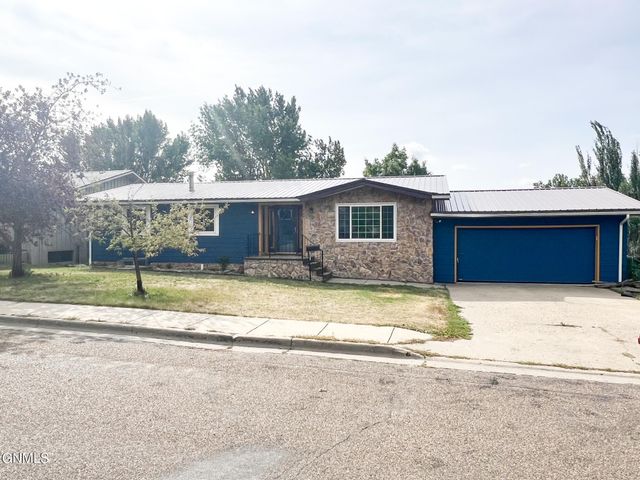 709 Park Avenue E, Watford City, ND 58854 property photo