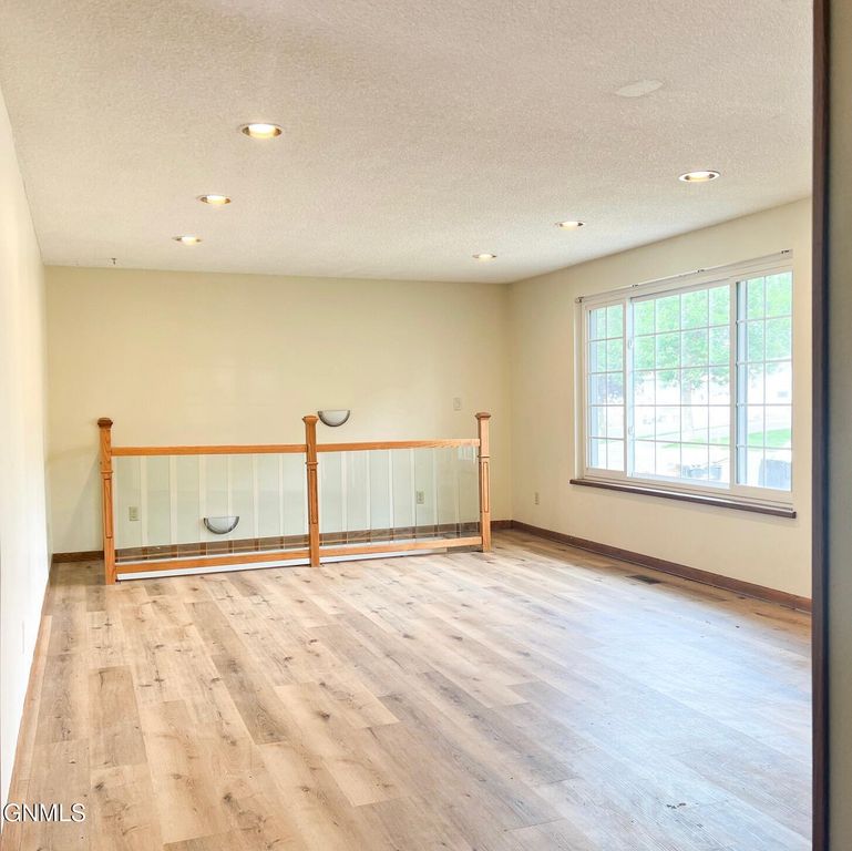 709 Park Avenue E, Watford City, ND 58854 photo 3