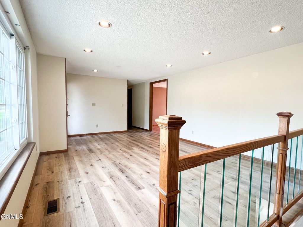 709 Park Avenue E, Watford City, ND 58854 photo 4
