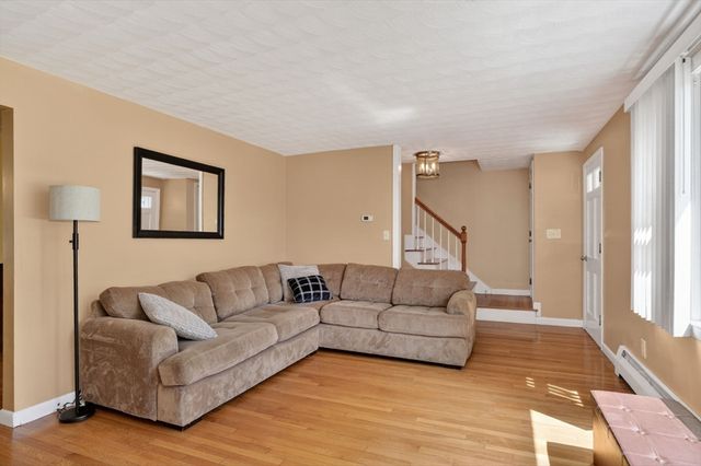 3 Marie Cir, Burlington, MA 01803