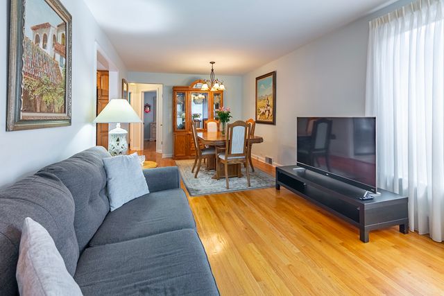 7433 N Octavia Avenue, Chicago, IL 60631