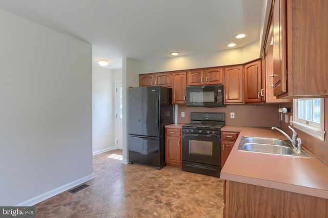 1 SWEET ARROW DR, Hummelstown, PA 17036