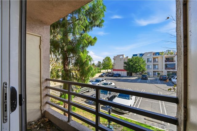 6815 Remmet 215, Canoga Park, CA 91303