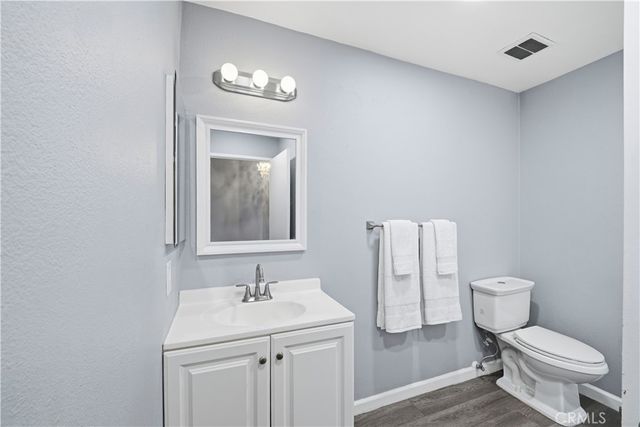 6815 Remmet 215, Canoga Park, CA 91303