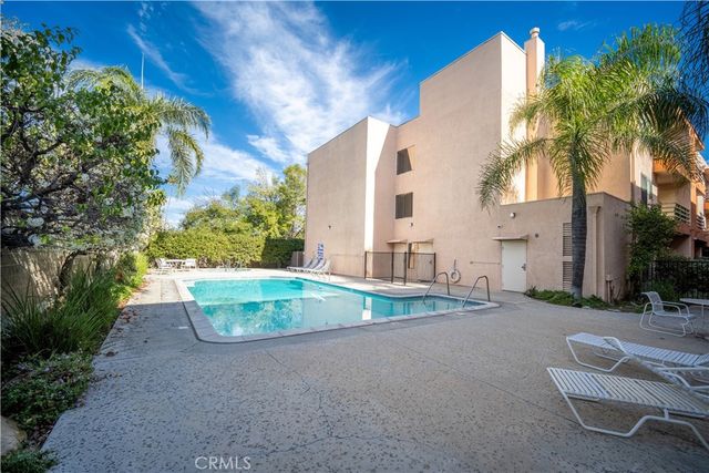 6815 Remmet 215, Canoga Park, CA 91303