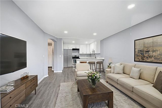 6815 Remmet 215, Canoga Park, CA 91303