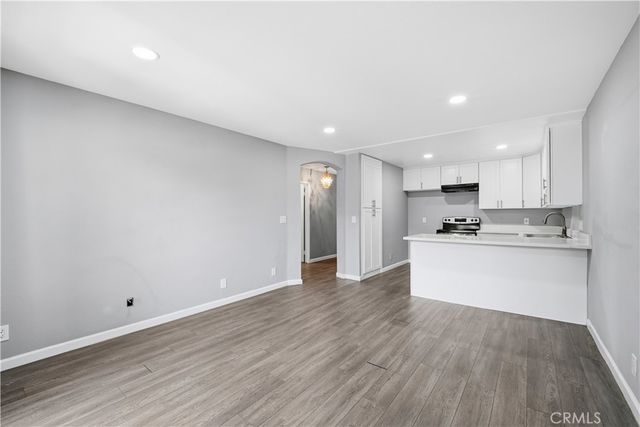 6815 Remmet 215, Canoga Park, CA 91303