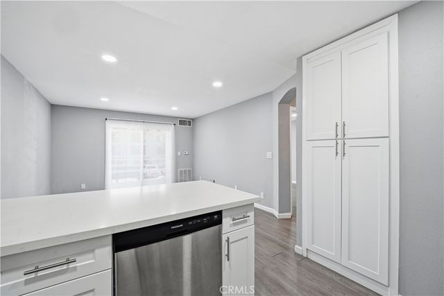 6815 Remmet 215, Canoga Park, CA 91303