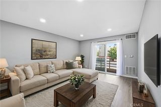 6815 Remmet 215, Canoga Park, CA 91303