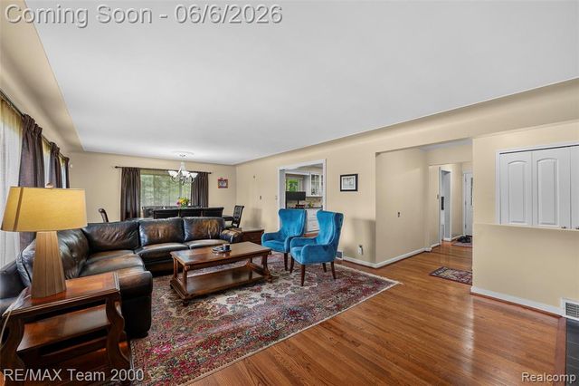 111 Brentwood Drive, Dearborn, MI 48124