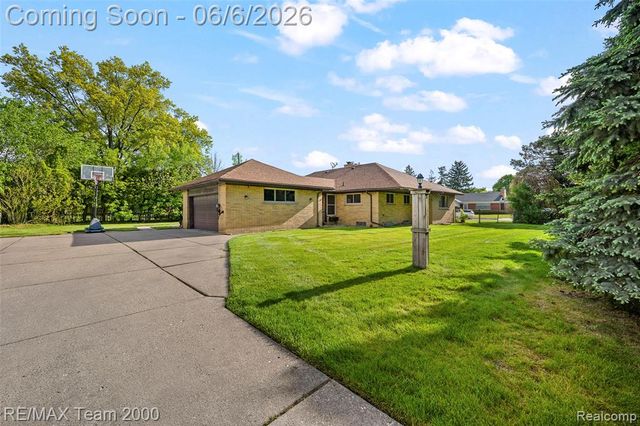 111 Brentwood Drive, Dearborn, MI 48124