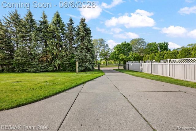 111 Brentwood Drive, Dearborn, MI 48124
