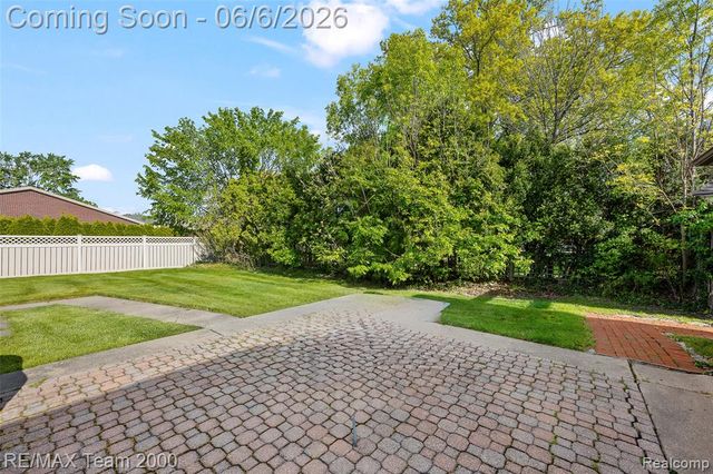 111 Brentwood Drive, Dearborn, MI 48124