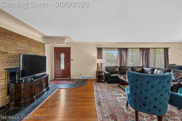 111 Brentwood Drive, Dearborn, MI 48124