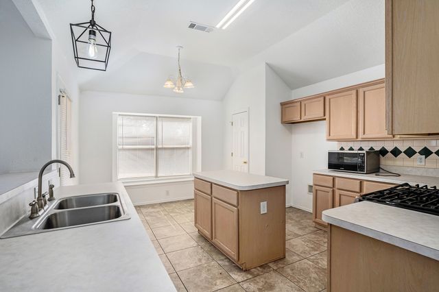 4712 Shorewood Drive, Arlington, TX 76016