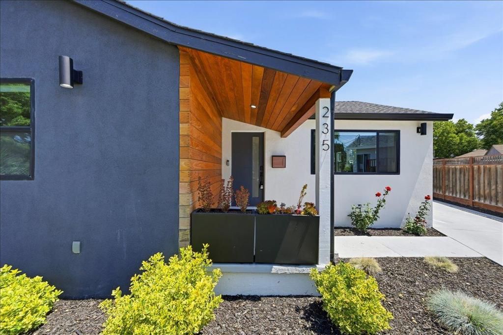 Image 3 of property listing at 235 McEvoy Street, Redwood City, CA 94061