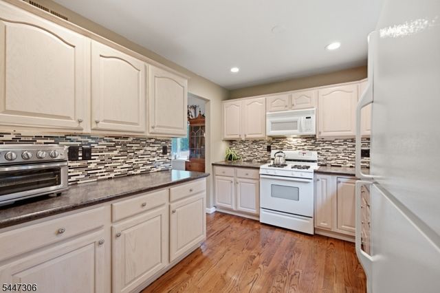 33 Fox Tail Ln, Hardyston Twp., NJ 07419