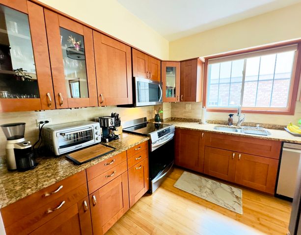 9321 S 81st Court, Hickory Hills, IL 60457