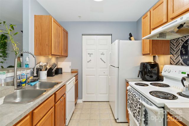 1108 Plaza Walk Drive, Charlotte, NC 28215