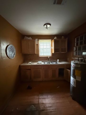 66 E ROLLINS RD, Memphis, TN 38109