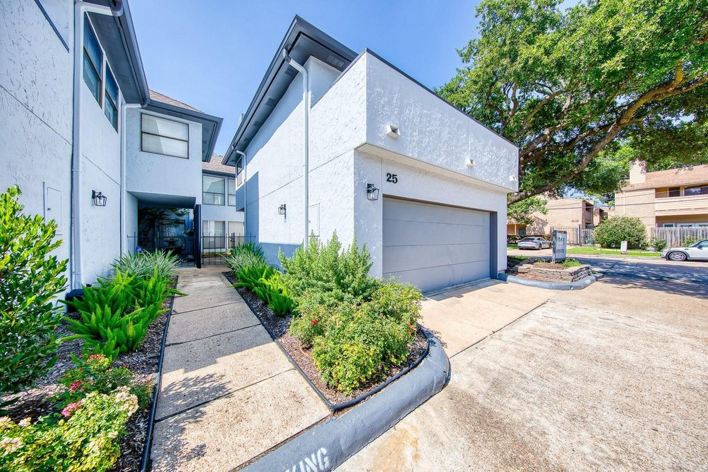 1914 Augusta Drive 25, Houston, TX 77057